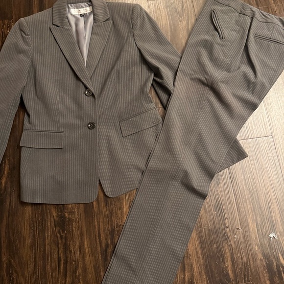 Gray Pinstripe suit!! - Picture 3 of 4